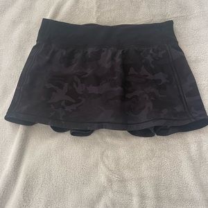Size 6 Lululemon tennis’s/golf skirt.